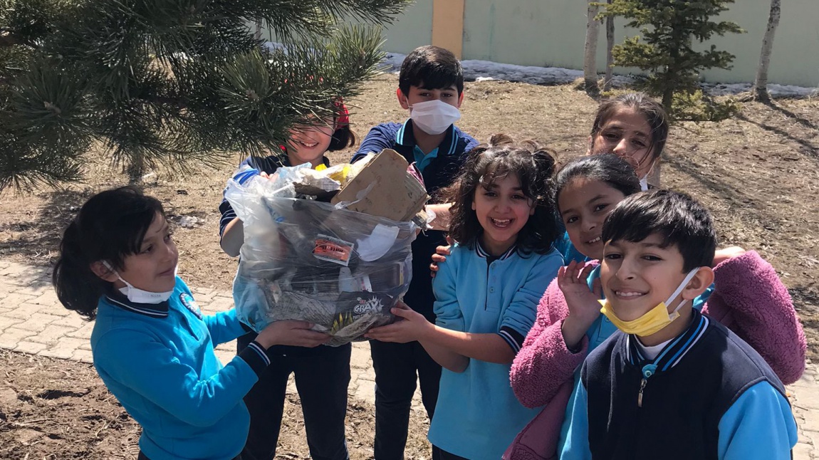 E-Twinning Projesi Kapsamında Okul Bahçemizdeki Çöpleri Topladık